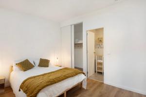 Un dormitorio blanco con una cama y un armario. en Df Alojamentos e Suites, en Eiras