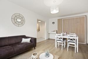 ein Wohnzimmer mit Sofa und Tisch in der Unterkunft Un Havre De Paix in Fréjus