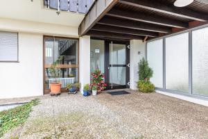 Über den Wolken في هوتشنشوند: باب أمام منزل به نباتات الفخار