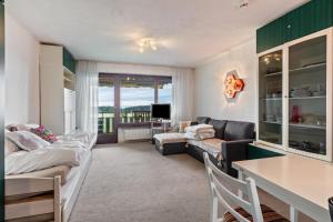 Über den Wolken في هوتشنشوند: غرفة معيشة بها أريكة وطاولة