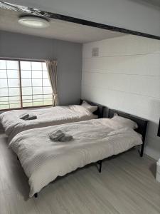 Postel nebo postele na pokoji v ubytování 釧路貸切最大11人戸建静観な住宅街で空港も近い + 5 fotografií