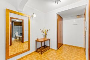 y baño con mesa, espejo y aseo. en Unique Apartahotel 3-3, en Torrevieja 12 fotos más