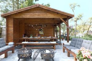 Ferienhaus Cosyhome Vogelsberg في Köddingen: شرفة خشبية مع طاولة وكراسي