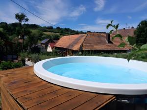 Ferienhaus Cosyhome Vogelsberg في Köddingen: يوجد حوض جاكوزي على سطح خشبي