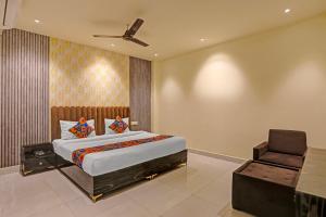 Giường trong phòng chung tại FabHotel New R Inn