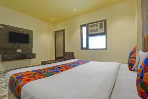 Giường trong phòng chung tại FabHotel New R Inn