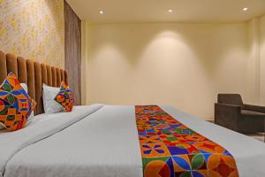 Giường trong phòng chung tại FabHotel New R Inn