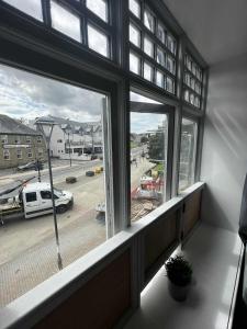 een kamer met een raam met uitzicht op een straat bij Resilets - Mood Studio 2 - Central Modern 2 Bed in Bedlington