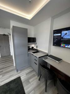 een keuken met een bureau en een computer aan de muur bij Resilets - Mood Studio 2 - Central Modern 2 Bed in Bedlington