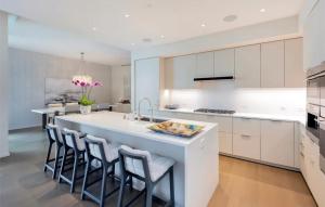 Η κουζίνα ή μικρή κουζίνα στο Premier Honolulu Residence with Park Views