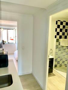 Et badeværelse på Tejo River View Classic Flat in Lisbons Historic Heart