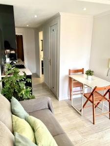 Et opholdsområde på Tejo River View Classic Flat in Lisbons Historic Heart