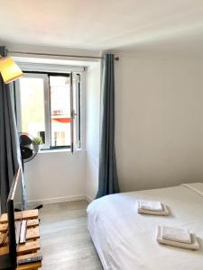 En eller flere senge i et værelse på Tejo River View Classic Flat in Lisbons Historic Heart + 24 billeder