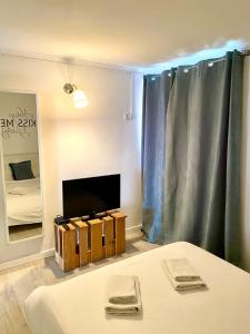 Et tv og/eller underholdning på Tejo River View Classic Flat in Lisbons Historic Heart