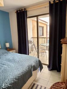 Giường trong phòng chung tại Kapparis Beach Escape