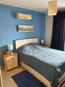 Giường trong phòng chung tại Kapparis Beach Escape