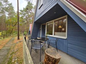 una casa blu con sedie, un tavolo e una finestra di Finn-Edgar a Zinnowitz