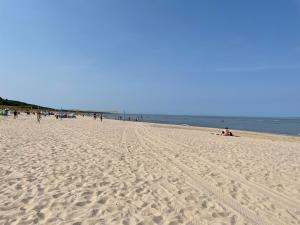 un gruppo di persone sedute sulla spiaggia di Finn-Frieda a Zinnowitz