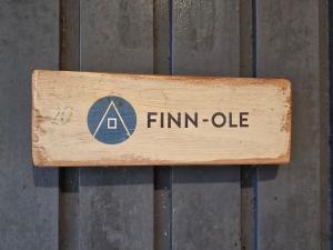 un cartello con la scritta "firm ole" appeso al muro di Finn-Ole a Zinnowitz Altre 2 foto