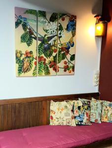 Una habitación con una cama rosa con almohadas contra una pared. en Gitavesnois - 4910 -, en Willies