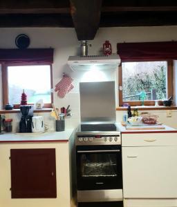 cocina con fogones y 2 ventanas en Gitavesnois - 4910 -, en Willies 19 fotos más