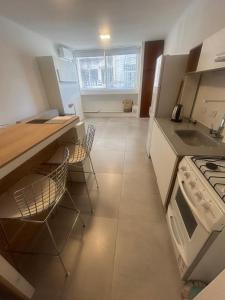 a kitchen with a counter and chairs and a stove at Espacio Centro in La Plata