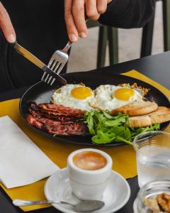 un piatto di alimenti con uova su un tavolo di Fico! Apartments by MONHOLIDAY a Monopoli