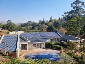 una imagen de una casa con paneles solares en el techo en One on Old Main - Unit 2, en Hillcrest