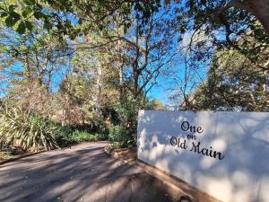 Un cartel que dice uno en la antigua carretera principal en una carretera en One on Old Main - Unit 2, en Hillcrest
