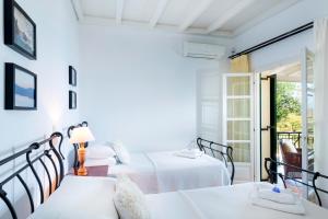 En eller flere senge i et værelse på Villa Nafsika