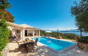 Swimmingpoolen hos eller tæt på Villa Nafsika