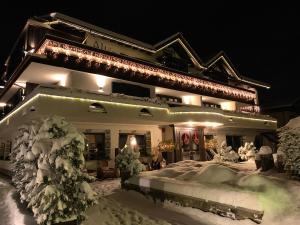 博尔米奥Hotel Alù Mountain Design的一座被雪覆盖的建筑