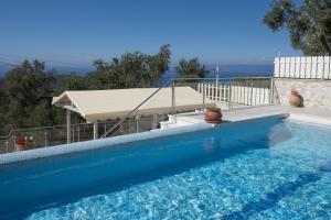 Bazén v ubytování Thodoris House nebo v jeho okolí