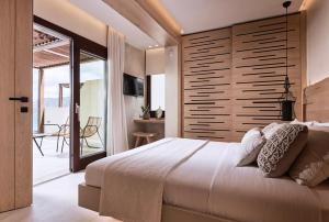 una camera da letto con un letto grande e un balcone di Villa Kalloni a Sitia Altre 22 foto