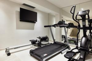 una camera con palestra, tapis roulant e TV a schermo piatto di Villa Kalloni a Sitia