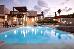 una piscina nel cortile di una casa di Villa Kalloni a Sitia