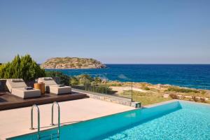 una piscina con vista sull'oceano di Villa Kalloni a Sitia