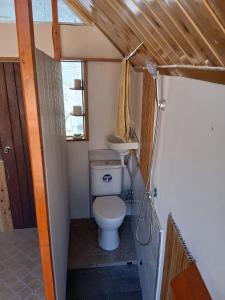 Paraiso das ilhas في Ribeirão Chiqueiro: حمام صغير مع مرحاض في المنزل