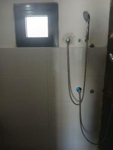 Paraiso das ilhas في Ribeirão Chiqueiro: حمام مع دش مع رأس دش +7 صور