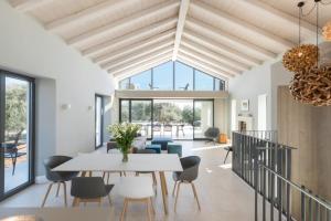 Villa Artemis في Ágios Stéfanos: غرفة طعام بها طاولة وكراسي