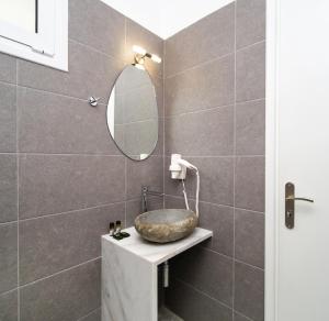 Villa Artemis في Ágios Stéfanos: حمام مع حوض غسيل ومرآة +29 صورة