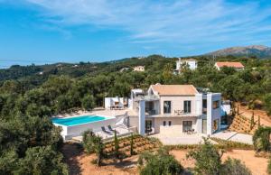 Villa Artemis في Ágios Stéfanos: منظر جوي لفيلا بها حوض سباحة