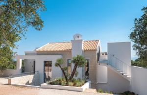 Villa Artemis في Ágios Stéfanos: منزل امامه درج