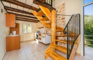 una cucina con scala a chiocciola in una casa di Arethusa Cottage a Vathi