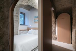 a bedroom with a bed and an archway at L'Appoggio in Castellammare di Stabia