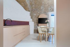 a kitchen and dining room with a table and chairs at L'Appoggio in Castellammare di Stabia