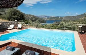 Neritos House في فاثي: مسبح مطل على الماء