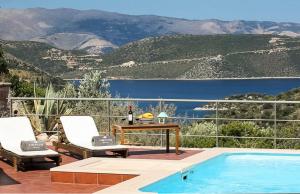 Neritos House في فاثي: مسبح مع كرسيين وطاولة وإطلالة على الجبال