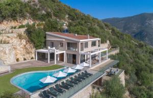 Общий вид на горы или вид на горы из виллы