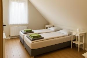 Kaszëbsko Nórcëk 8-10 osób 4 sypialnie jezioro las park linowy łowisko wędkarskie في Załakowo: غرفة نوم عليها سرير وفوط خضراء +41 صورة